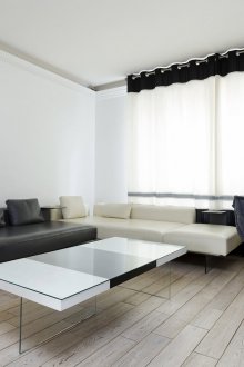 Черно-бял диван и фотьойл в хола