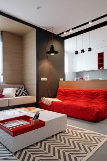 Червени акценти в черно-бял интериор