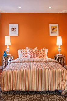 Оранжева и бяла спалня