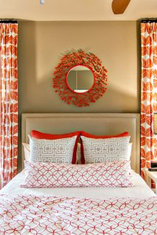 Бяло-оранжеви завеси в спалнята