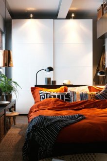 Уютна черна и оранжева спалня