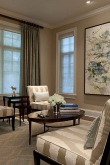 거실의 아이보리와 브라운