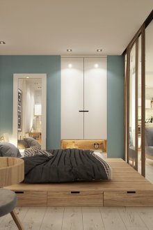 Подиум в спалнята с голям огледален гардероб