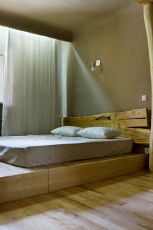 Уютна спалня с подиум