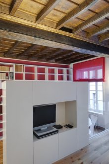 Подиум с кът за сядане в интериора на хола