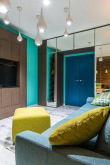 Сини, изумрудени, жълти, кафяви и бели цветове в хола.