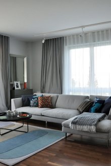 Сиви, бели и кафяви цветове в хола.