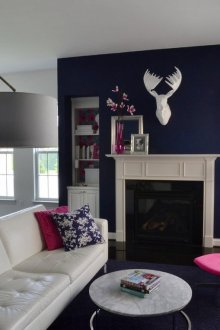 Сини, бели и кафяви цветове в интериора на хола