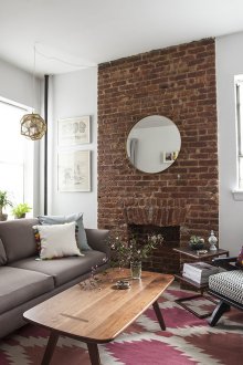 Бели, кафяви, черни и червени цветове в хола