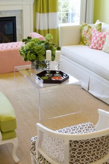 Бежови, бели, розови и светло зелени цветове в хола с камина.