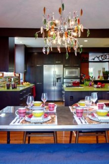 Rote, blaue, weiße, schwarze und braune Farben im Innenraum der Küche