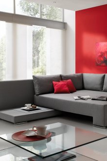 Weiße, graue und rote Farben im Wohnzimmer.