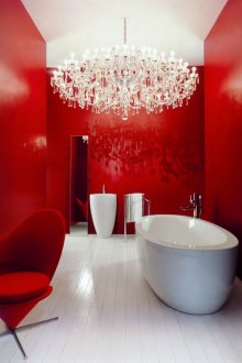 Rotes und weißes Badezimmer