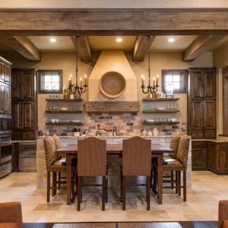 Уютна кухня в кънтри стил с маса за хранене