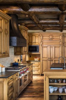 Различни нюанси на кафяво в кухня в селски стил