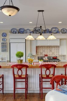 Бял, кремав и червен цвят в кухненски интериор в стил кънтри