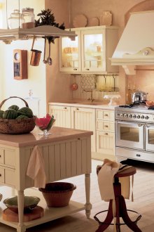 Кремообразни кухненски мебели в селски стил