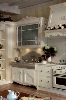 Малка селска кухня в ярки цветове