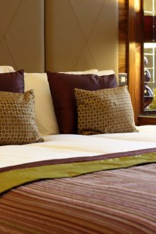 Krim, coklat, burgundy dan warna zaitun di dalam bilik tidur