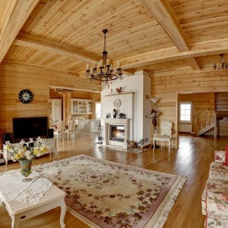 Голяма всекидневна с камина в къща в руски стил