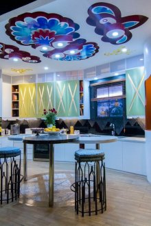 Модерна кухня с детайли от руския стил