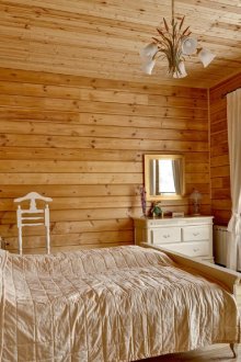 Малка светла спалня в руски стил