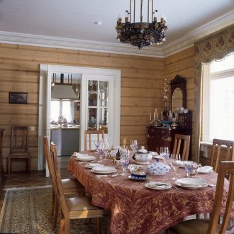 Трапезария в имението в руски стил