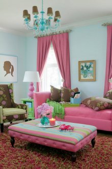 Розово в комбинация с други цветове в хола