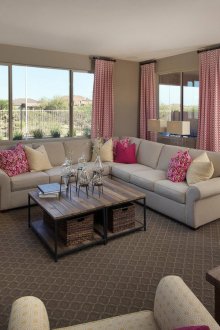 Розови завеси и декоративни възглавници в хола