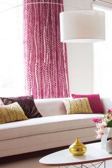 Розови и бели завеси и възглавници в интериора на хола