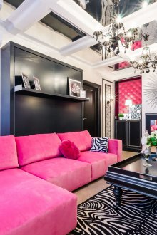 Розови, черни, бели и бежови цветове в интериора на хола