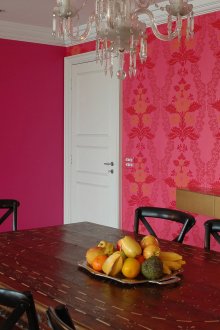 Розов тапет в хола-трапезарията