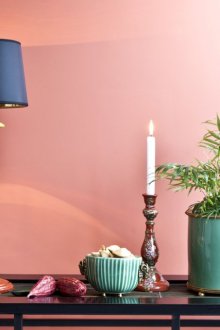 Розови стени в хола