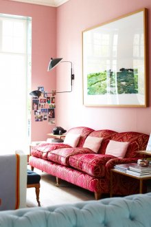 Розови стени и декоративни възглавници в хола
