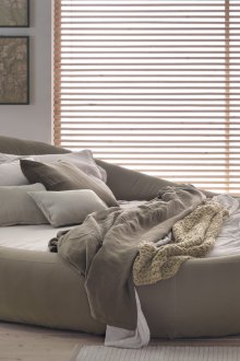 Katil bujur yang selesa di dalam bilik tidur