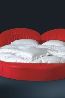 Katil pusingan merah di dalam bilik tidur