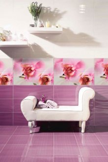 Бяло пуфче в интериора на розова спалня