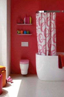 Ярки аксесоари за розова баня