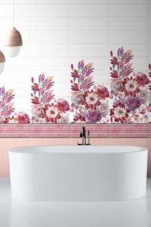 Розова плочка с цветя като акцент в банята