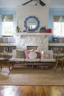 Сини стени в хол в селски стил