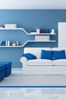 Син и бял интериор на всекидневната