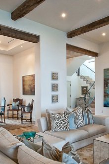 Сини мебели и декоративни възглавници в интериора на хола