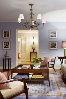 Бежови, сини и кафяви цветове в интериора на хола.