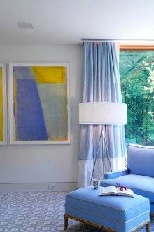 Сини, жълти и бели цветове в хола.