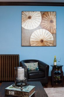 Наситени сини стени в хола