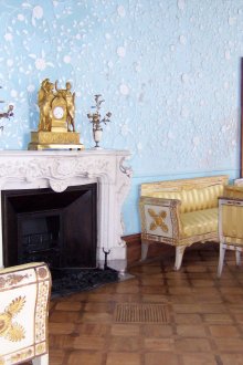 Сини, златни, бели и кафяви цветове в интериора на хола