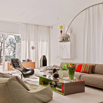 Метална подова лампа на огънат крак