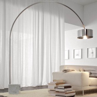 Подова лампа върху извит крак от метал и камък