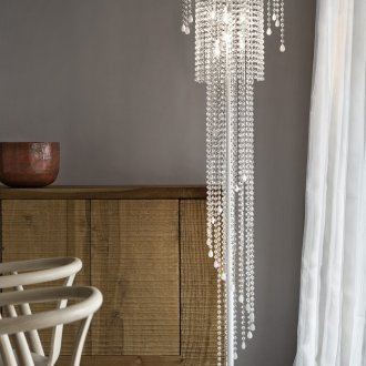 Стилна бяла подова лампа в интериора