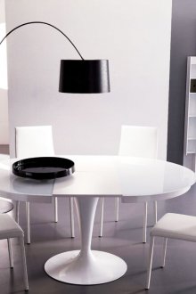 Черна подова лампа в трапезарията